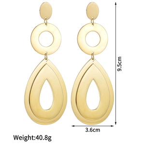 Vue détaillée de grandes boucles d'oreilles dorées géométriques mesurant 9,5 cm sur 3,6 cm