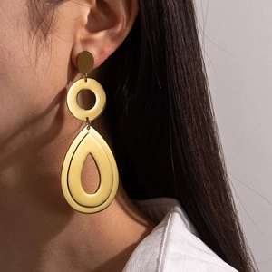 Élégantes boucles d'oreilles pendantes géométriques dorées avec pendentifs à trois niveaux