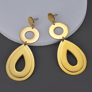 Boucles d'oreilles pendantes géométriques dorées avec finition miroir poli élégante