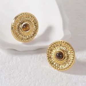 Boucles d'oreilles vintage dorées avec pierre œil de tigre et texture soleil radiant