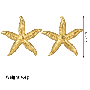 Dettaglio degli orecchini a stella marina dorati con altezza di 2,7 cm e peso di 4,4 g