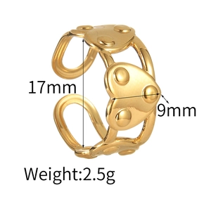 Détail de la bague coeur dorée avec indications de dimensions 17 mm et 9 mm