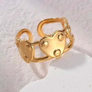 Bague ouverte vintage avec motif cœur évidé en finition dorée et taille ajustable