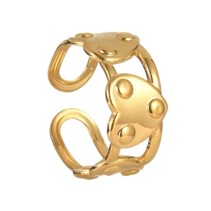 Bague ouverte en acier inoxydable doré avec triple motif de cœur et texture rivetée