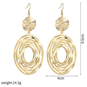 Technical view showing dimensions 9.5x4cm and weight of hollow geometric gold earrings