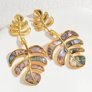 Detail von vergoldeten Monstera-Blatt-Ohrringen mit farbenfroher Einlage aus Abalone-Muschel