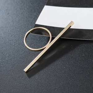 Minimalistischer goldener geometrischer Balkenring mit poliertem Finish auf schwarzem Grund
