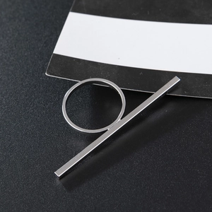 Minimalistischer silberner geometrischer Ring mit langem Balken-Design auf dunklem Grund