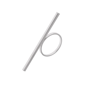 Minimalistischer geometrischer Silberring mit langem Stab-Design vor weißem Hintergrund