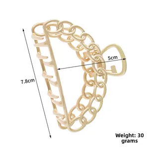 Vue détaillée de la pince à cheveux dorée évidée mesurant 7,8 cm de long et 5 cm de haut