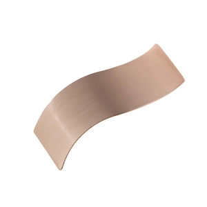 Pince à cheveux ondulée en métal or rose élégante avec finition brossée sur fond blanc