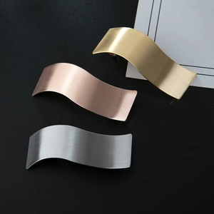 Trois barrettes à cheveux ondulées en or, or rose et argent avec une finition brossée