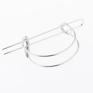 Détail d'une épingle à cheveux en alliage argenté poli avec un design moderne à double arc métallique
