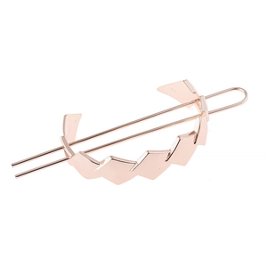 Pasador de pelo geométrico hueco en acabado oro rosa para un peinado de mujer elegante