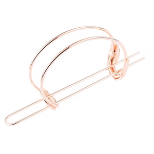 Vue détaillée de l'épingle à cheveux en métal or rose avec une plaque en alliage poli courbé