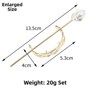 Detailed view of 13.5cm golden metal hair pin set with a large baroque pearl