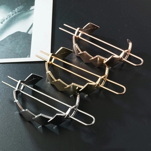 Tres horquillas geométricas de metal en oro, plata y oro rosa con acabado pulido