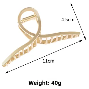 Detailed view of the 11cm matte gold curved claw clip with dimensions and weight data