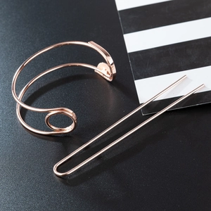 Gros plan sur l'ensemble bracelet épingle de nourrice et épingle à cheveux en alliage or rose
