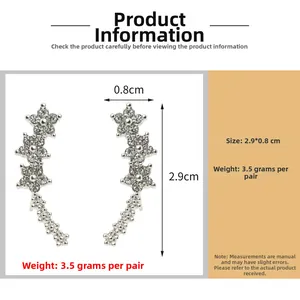 Dettaglio orecchini a fiore con strass, dimensioni 2,9x0,8 cm e peso di 3,5 g