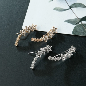 Orecchini a lobo con fiori di cristallo in oro e argento per uno stile donna raffinato