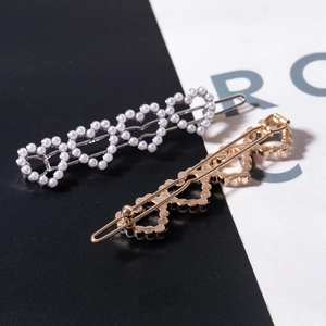 Minimalistisches Haarklammer-Set mit hohlen Herzen und Perlen in Gold und Silberoptik