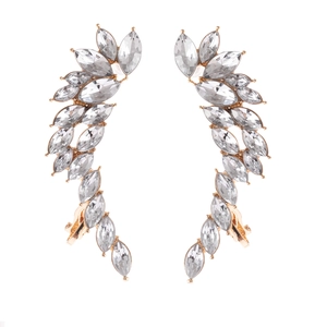 Vue macro des clips d'oreilles en forme de feuille avec cristaux marquise et dorure