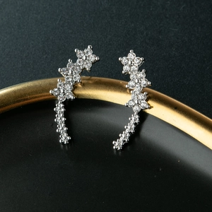 Orecchini a lobo a fiore in argento con micro zirconi scintillanti da donna