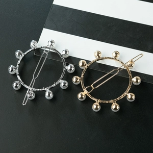 Elegante Haarspangen in Gold und Silber mit Perlen und Legierungsperlen auf schwarzem Grund