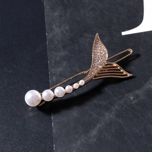 Elegante fermaglio per capelli a sirena con perle bianche e strass scintillanti su base oro