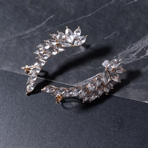 Boucles d'oreilles grimpantes à cristaux marquise et design de feuilles dorées
