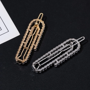 Barrettes élégantes dorées et argentées avec perles et texture ondulée sur fond noir