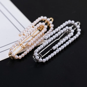 Barrettes à perles élégantes avec bases en métal doré et argenté sur fond sombre