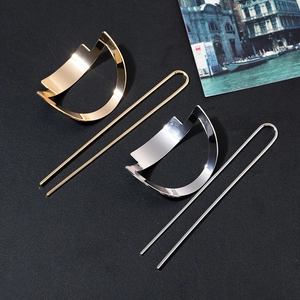 Ensemble d'épingles à cheveux minimalistes dorées et argentées avec pinces en U sur noir