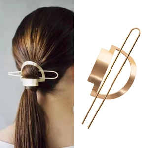 Pic à cheveux minimaliste en métal doré mat avec finition brossée pour coiffure chic