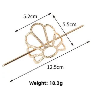 Détail d'un ensemble d'épingles à cheveux dorées creuses avec texture martelée et mesures