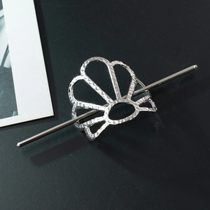 Détail d'une épingle à cheveux évidée en forme d'éventail en alliage d'argent martelé
