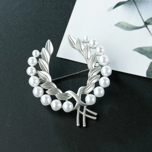 Broche couronne de laurier argentée élégante avec perles et motif d'épis pour soirée
