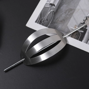 Set de pic à cheveux minimaliste en métal argenté avec design ovale sur fond noir
