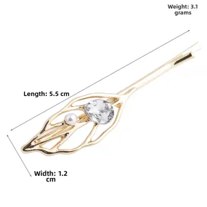 Détail de la pince à cheveux feuille dorée avec cristal et perle montrant 5,5 cm