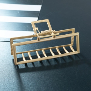 Matte goldene rechteckige Haarklammer aus Zinklegierung im minimalistischen Design