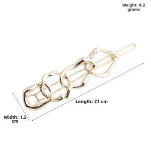 Detailed view of golden irregular chain link hair clip showing 7.1cm length and 9.2g weight