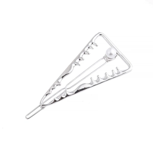 Vue détaillée de la pince à cheveux triangle argentée avec perle blanche et dents