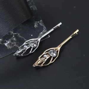 Barrettes élégantes en forme de feuille dorée et argentée avec perle et cristal