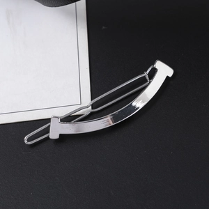 Polierte silberne geometrische Haarspange aus Metall mit minimalistischem Bogendesign