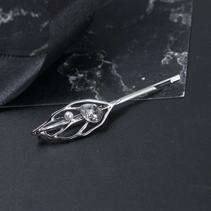 Barrette à cheveux feuille évidée argentée avec cristal goutte et perle blanche élégante