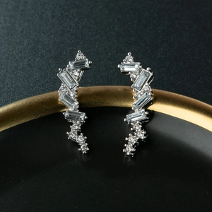 Boucles d'oreilles grimpantes en S argentées avec zircons cubiques baguettes et ronds