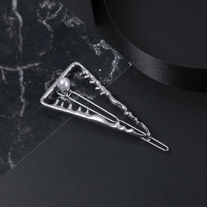 Barrette argentée triangulaire de style européen avec bords ondulés et perle blanche