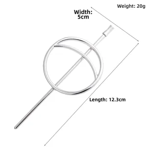 Vue détaillée de l'épingle à cheveux en métal argenté de 12,3 cm de long et 5 cm de large