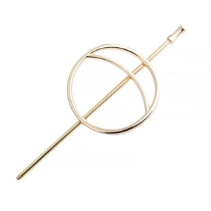 Détail d'une épingle à cheveux géométrique dorée avec un design à double cercle épuré